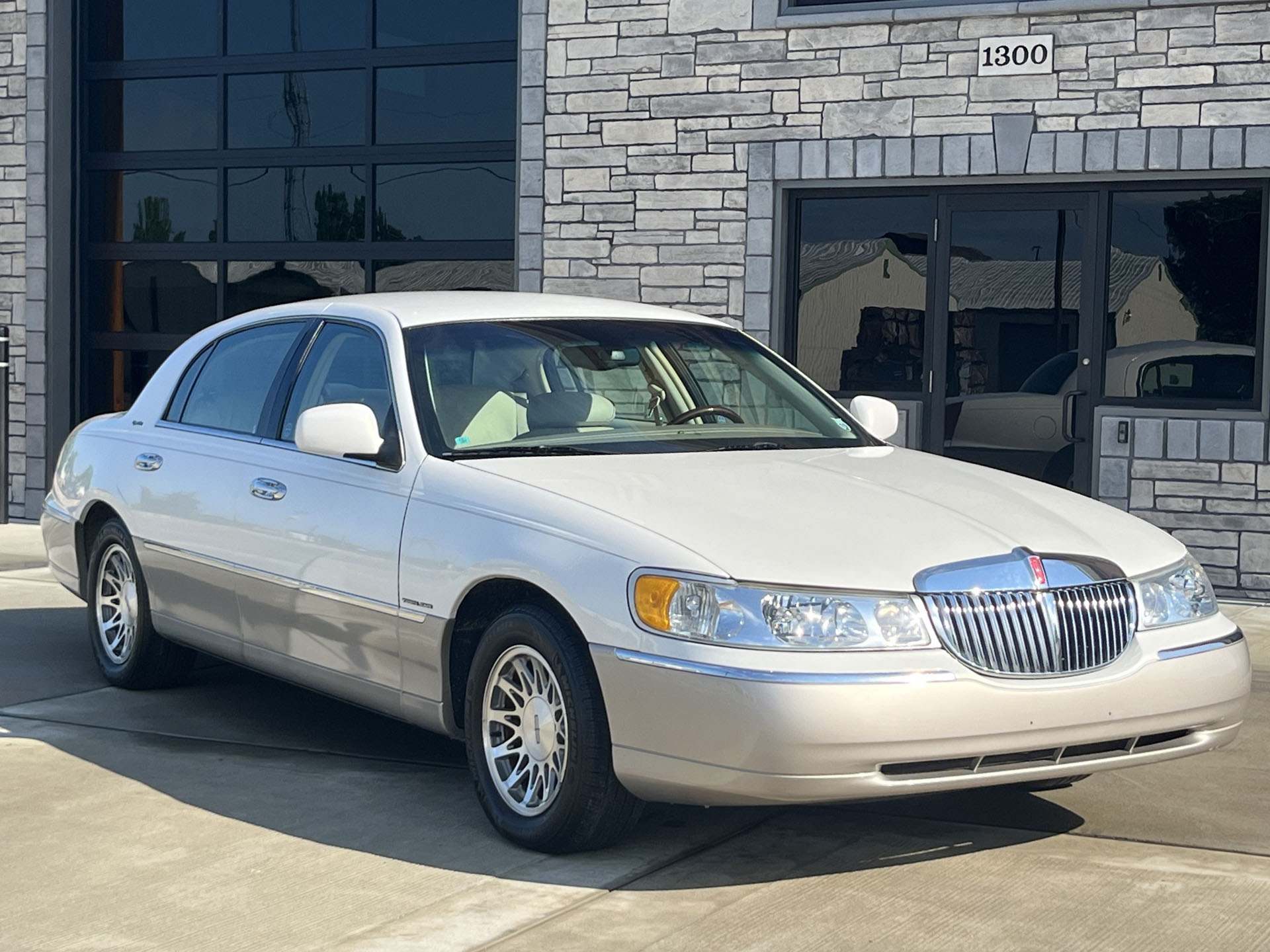 2002 Lincoln Town Car Specs