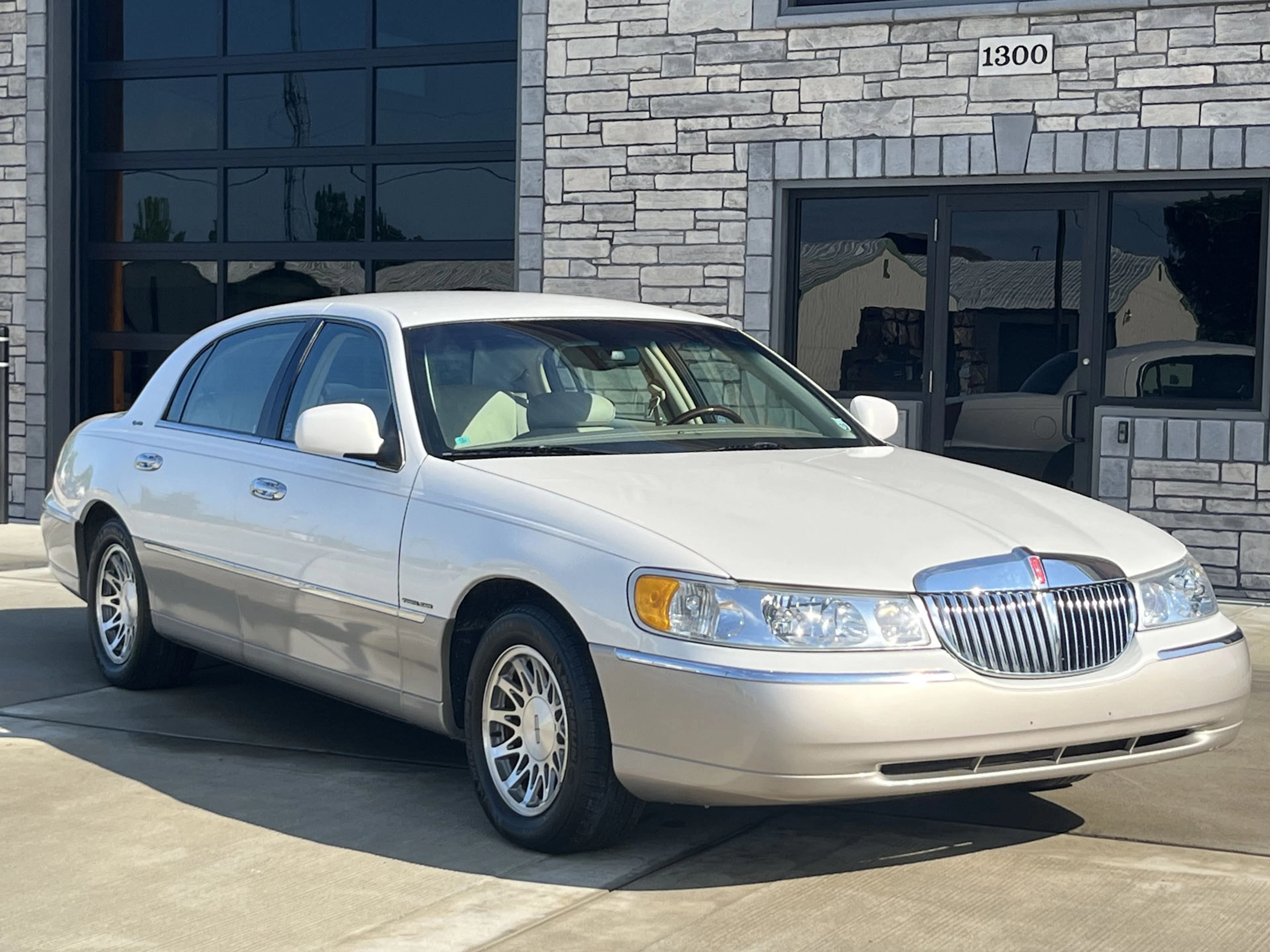 2002 Lincoln Town Car Signature Sedan